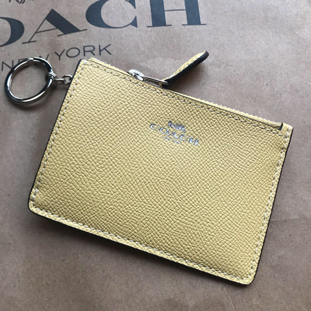 新品COACH チャーム付きパスケース イエロー