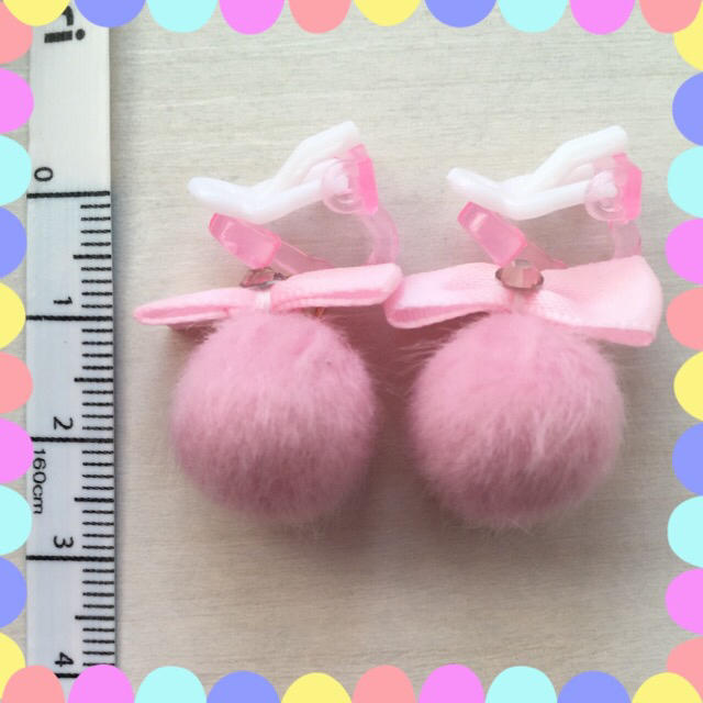 ❤︎ ピンク ❤︎ リボン◞∞◟ ポンポン ❤︎ キッズ イヤリング ハンドメイドのキッズ/ベビー(ファッション雑貨)の商品写真