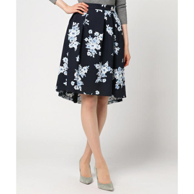 MISCH MASCH(ミッシュマッシュ)のMISCH MASCH タックイレヘム花柄スカート レディースのスカート(ひざ丈スカート)の商品写真