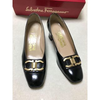 サルヴァトーレフェラガモ(Salvatore Ferragamo)の超美品イタリア製サルヴァトーレ フェラガモ エナメルパンプス(ハイヒール/パンプス)