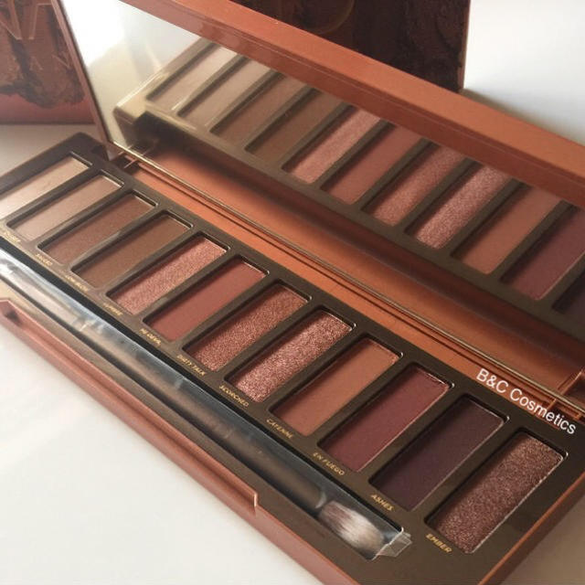 Urban Decay(アーバンディケイ)のUrban Decay Naked Heat 箱付き  コスメ/美容のベースメイク/化粧品(アイシャドウ)の商品写真