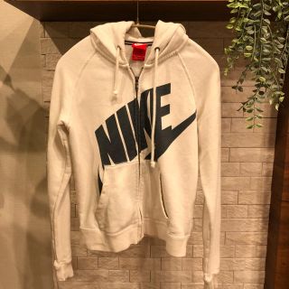 ナイキ(NIKE)のNIKEのパーカー(パーカー)