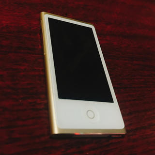 アップル(Apple)のipod nano ゴールド(ポータブルプレーヤー)