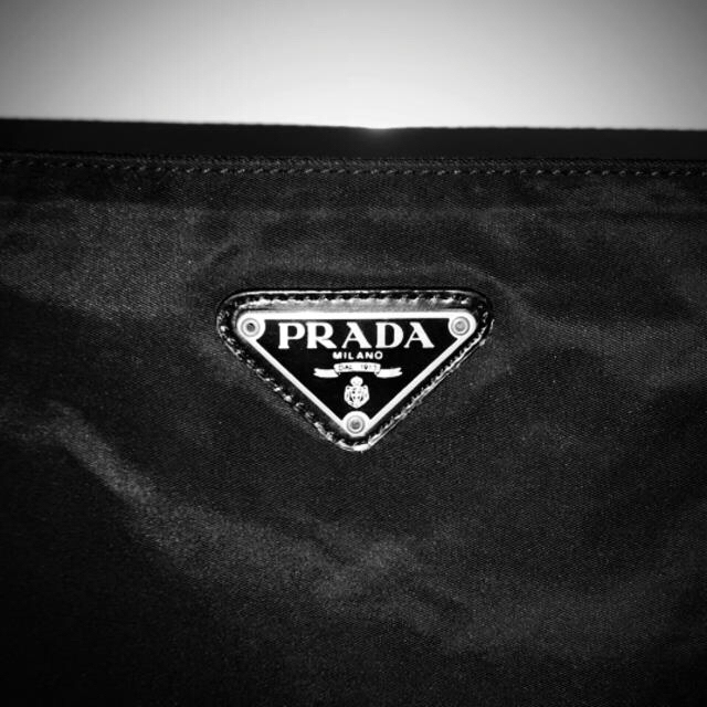 PRADAの三角ロゴが付き。