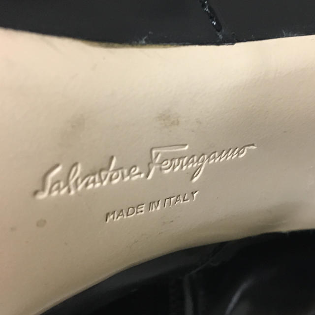 Salvatore Ferragamo(サルヴァトーレフェラガモ)の美品フェラガモ クリスタルヒールレザーブーツ6 1/2Dブラック レディースの靴/シューズ(ブーツ)の商品写真