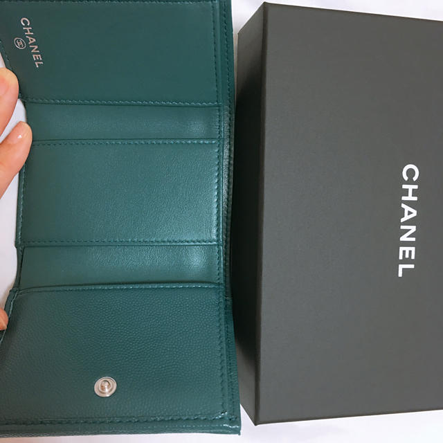 CHANEL(シャネル)の 正規品 未使用 CHANEL 折りたたみ財布 レア ターコイズ レディースのファッション小物(財布)の商品写真