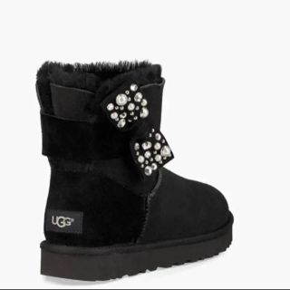 アグ(UGG)のUGG 新品　黒色 リボン　スワロフスキー　パール(ブーツ)