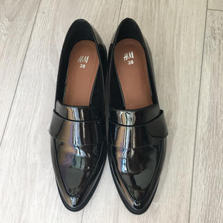 エイチアンドエム(H&M)のローファー エナメル黒(ローファー/革靴)