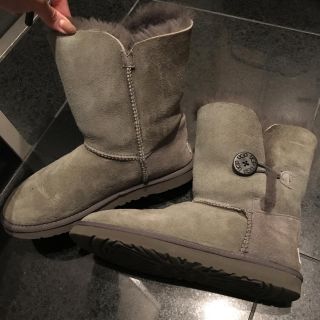 アグ(UGG)の美品 UGG グレー ベイリーボタン (ブーツ)