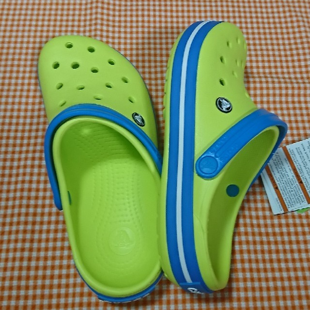 crocs(クロックス)のクロックス clocband テニスボールグリーン&オーシャン M7W9 メンズの靴/シューズ(サンダル)の商品写真