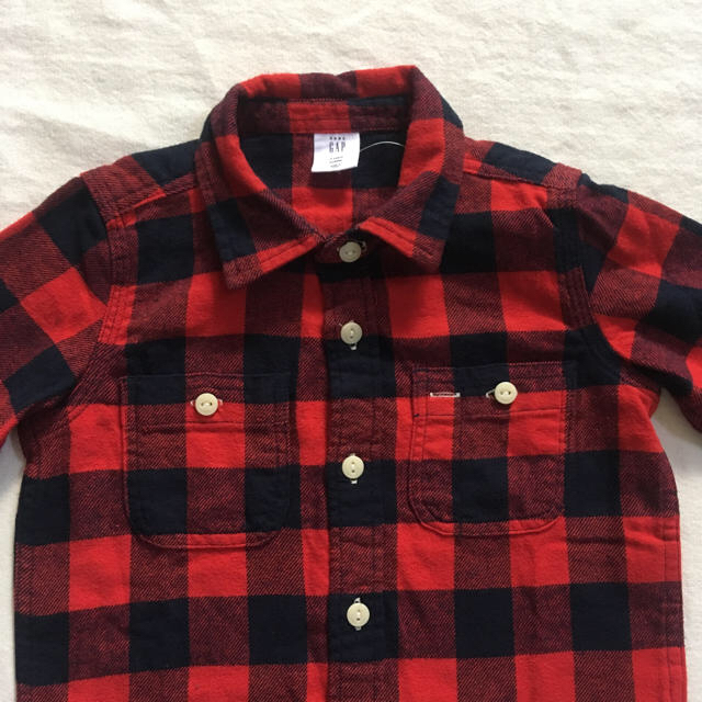 babyGAP(ベビーギャップ)の『新品』babyGAP ユニセックス チェック柄 ネルシャツ 95㎝サイズ キッズ/ベビー/マタニティのキッズ/ベビー/マタニティ その他(その他)の商品写真