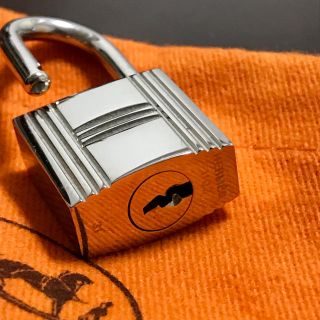 エルメス(Hermes)のエルメス 美品 カデナ  パドロック シルバー 光沢 カデナのみ 南京錠(キーホルダー)