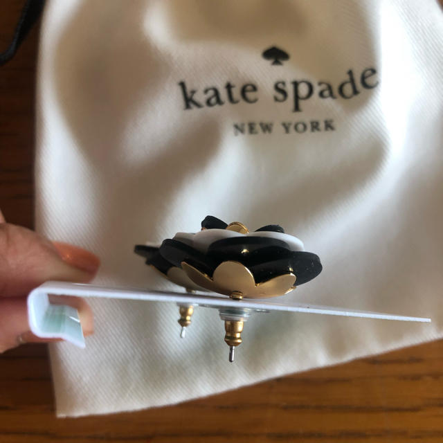 kate spade new york(ケイトスペードニューヨーク)のkate spade 新品 ピアス フラワー 黒 レディースのアクセサリー(ピアス)の商品写真