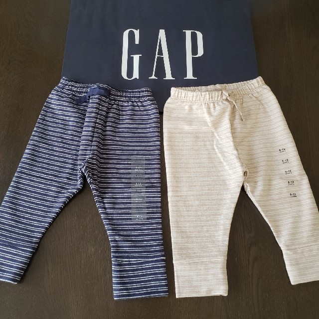 babyGAP(ベビーギャップ)の専用です【新品】babyGAP　ネイビーとベージュのパンツ　70 キッズ/ベビー/マタニティのベビー服(~85cm)(パンツ)の商品写真