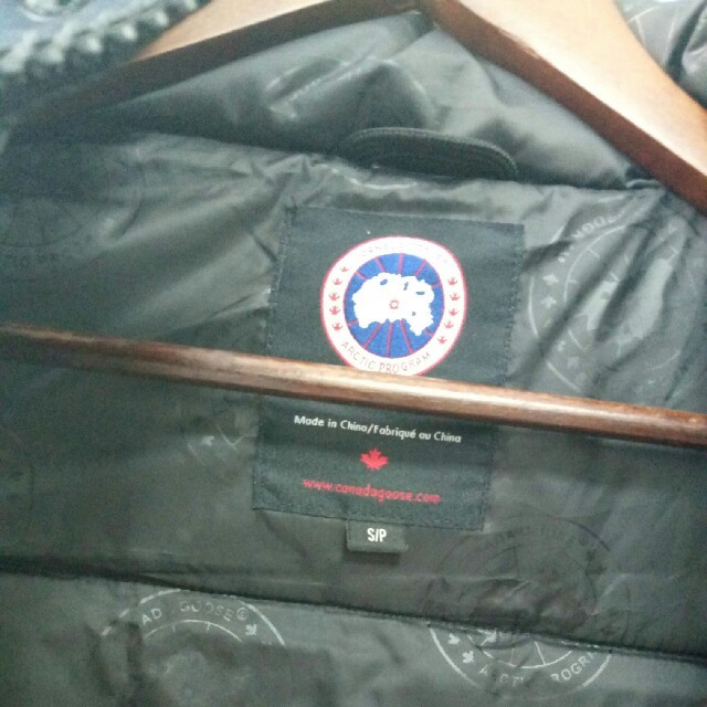 CANADA GOOSE(カナダグース)の中古　CANADA GOOSE カナダグース ダウンベスト　ネイビーｓサイズ メンズのジャケット/アウター(ダウンベスト)の商品写真