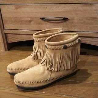 ミネトンカ(Minnetonka)の新品 ミネトンカブーツ(ベージュ)(ブーツ)