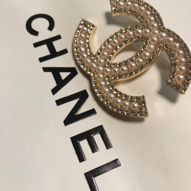 CHANEL(シャネル)のブローチ CHANEL お土産 新品 レディースのアクセサリー(ブローチ/コサージュ)の商品写真