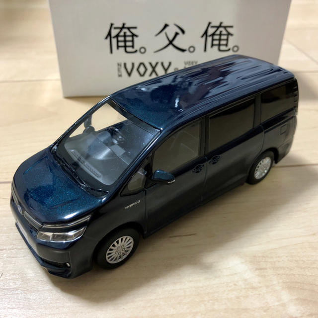 トヨタ ヴォクシーハイブリッド 1/30 色見本 ミニカーの通販 by Jin's shop｜ラクマ