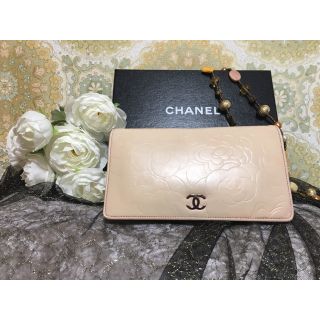 シャネル(CHANEL)のCHANEL シャネル カメリア 型押し上品なピンクベージュ色 長財布(財布)