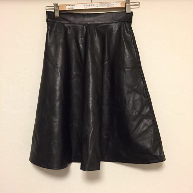 FOREVER 21(フォーエバートゥエンティーワン)のフェイクレザースカート レディースのスカート(ひざ丈スカート)の商品写真