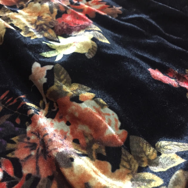 EMSEXCITE(エムズエキサイト)ののあ様専用☆ベロア素材 花柄スカート レディースのスカート(ひざ丈スカート)の商品写真