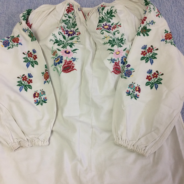 していただ 鮮やかな花で刺繍された刺繍シャツ 1940 年 コットン handmade