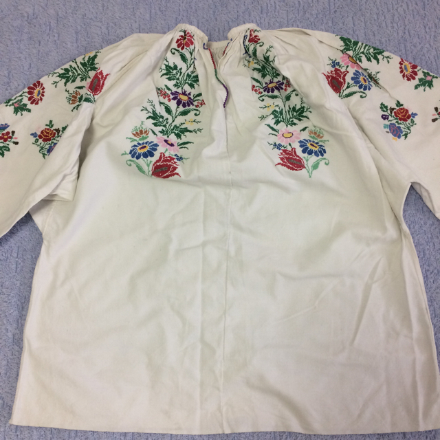 していただ 鮮やかな花で刺繍された刺繍シャツ 1940 年 コットン handmade