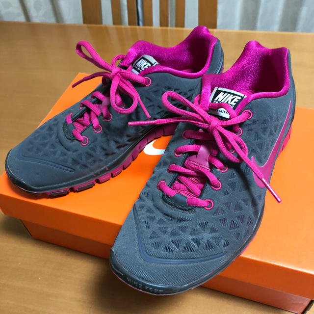 NIKE(ナイキ)のNIKE ランニングシューズ★ピンク×グレー24.5cm レディースの靴/シューズ(スニーカー)の商品写真