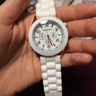 白の時計(腕時計)