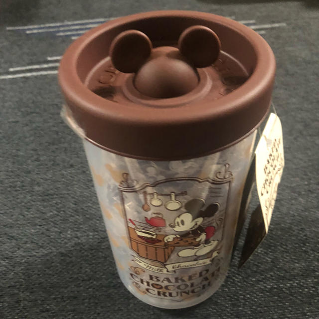 Disney(ディズニー)のディズニー お土産 ベイクドチョコレートクランチ 新品未開封 食品/飲料/酒の食品(菓子/デザート)の商品写真