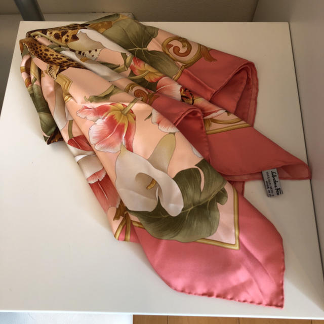 Salvatore Ferragamo(サルヴァトーレフェラガモ)のフェラガモ     美しいすぎるスカーフ  百合とヒョウ   レディースのファッション小物(バンダナ/スカーフ)の商品写真