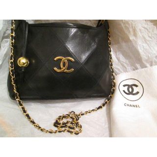 シャネル(CHANEL)の美品　本物　CHANEL　黒ラムCCボンボンチャーム斜め掛けバック(メッセンジャーバッグ)