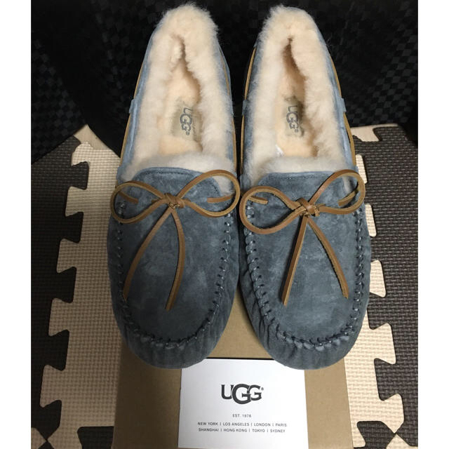 UGG(アグ)の【新品】UGG ダコタ モカシン（ピューター:約23.5〜24㎝） レディースの靴/シューズ(スリッポン/モカシン)の商品写真