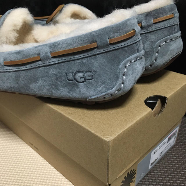 UGG(アグ)の【新品】UGG ダコタ モカシン（ピューター:約23.5〜24㎝） レディースの靴/シューズ(スリッポン/モカシン)の商品写真