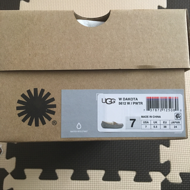 UGG(アグ)の【新品】UGG ダコタ モカシン（ピューター:約23.5〜24㎝） レディースの靴/シューズ(スリッポン/モカシン)の商品写真