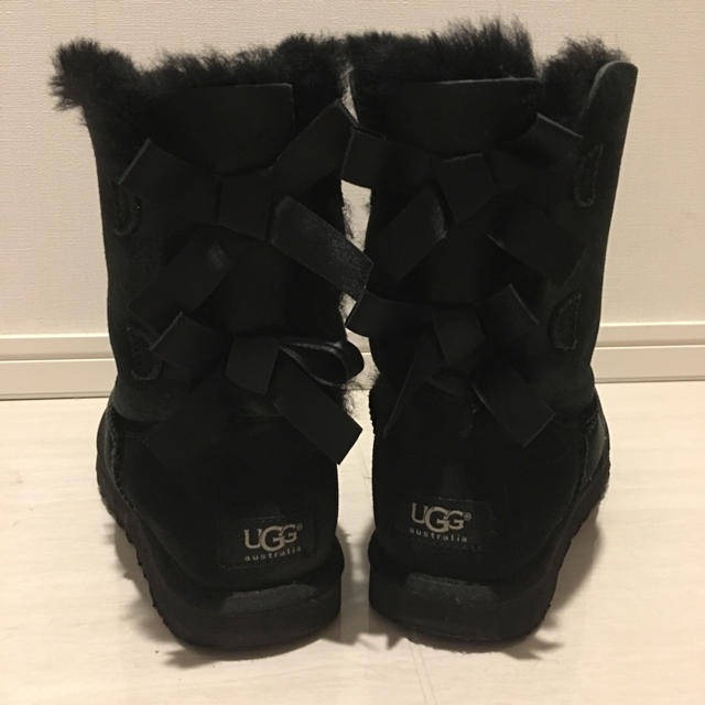 UGG(アグ)のUGG アグ リボン ブラック US7 クラシックショート レディースの靴/シューズ(ブーツ)の商品写真