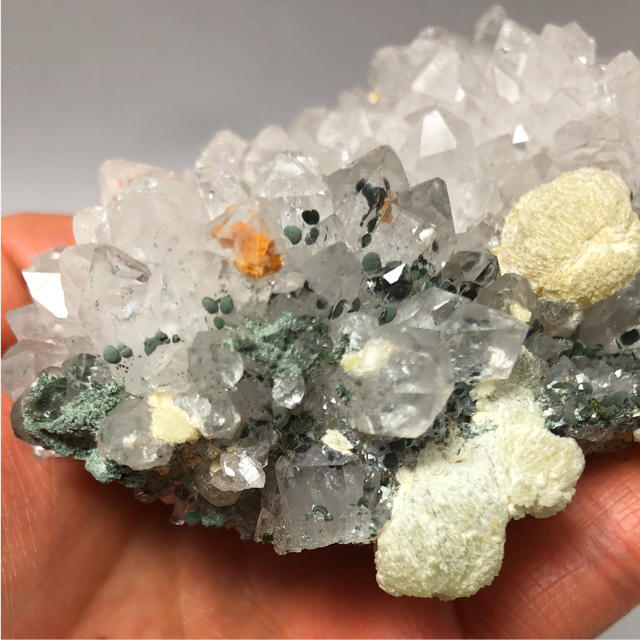 プレナイト（葡萄石）・緑簾石（エピドート）水晶クラスター 325g | フリマアプリ ラクマ