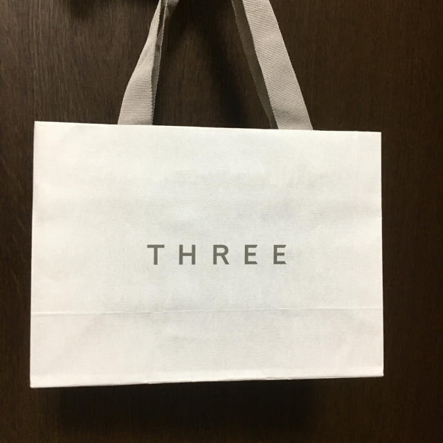 THREE(スリー)のTHREE  ショッパー 紙袋 レディースのバッグ(ショップ袋)の商品写真