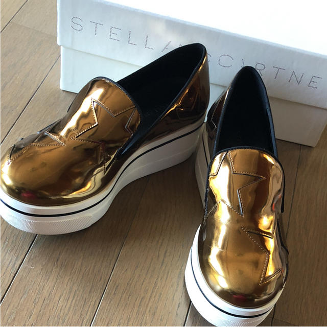 Stella McCartney(ステラマッカートニー)のステラマッカートニー ゴールドスリッポン レディースの靴/シューズ(スリッポン/モカシン)の商品写真