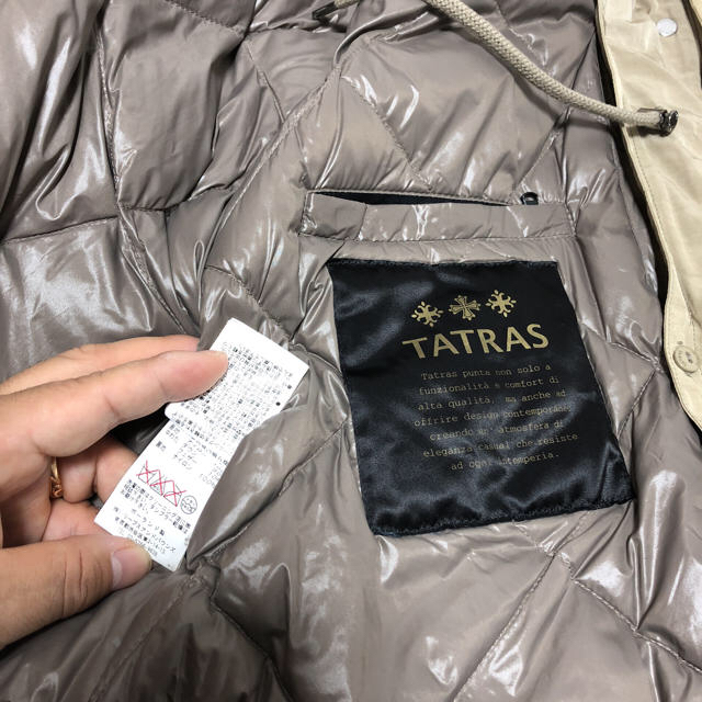 TATRAS(タトラス)のタトラス ダウンライナー付き モッズコート ベージュ サイズ3 TATRAS  レディースのジャケット/アウター(モッズコート)の商品写真