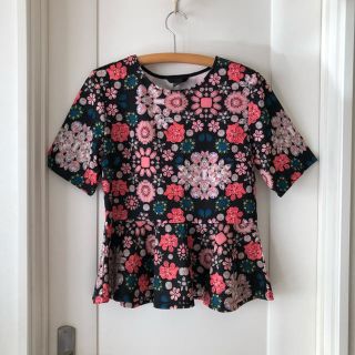 エイチアンドエム(H&M)の花柄ヘプラムトップス(カットソー(半袖/袖なし))