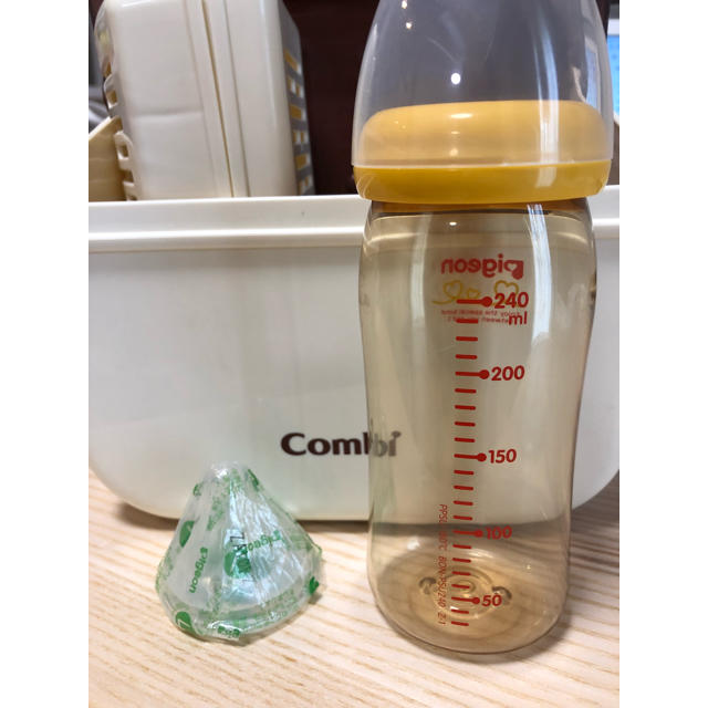 combi(コンビ)の専用です☆ 哺乳瓶と乳首セット キッズ/ベビー/マタニティの洗浄/衛生用品(哺乳ビン用消毒/衛生ケース)の商品写真