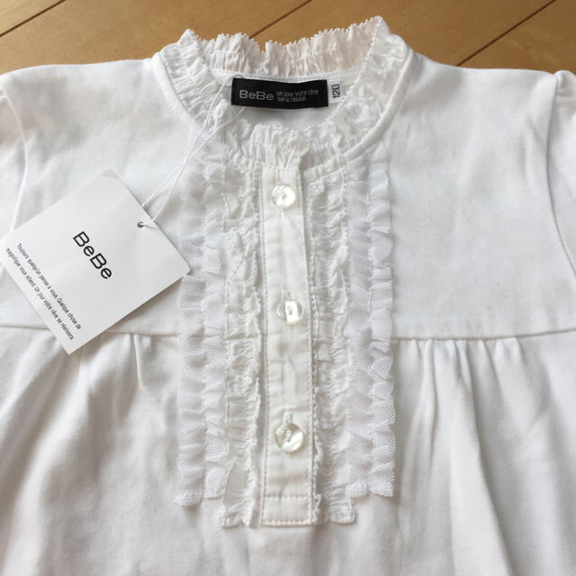 BeBe(ベベ)の新品未使用☆ BeBe フリルシャツ  120 キッズ/ベビー/マタニティのキッズ服女の子用(90cm~)(Tシャツ/カットソー)の商品写真