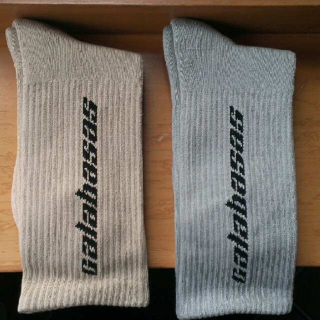 adidas(アディダス)の2色のみ YEEZY calabasas Socks GRACIER/SAND メンズのレッグウェア(ソックス)の商品写真