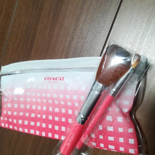 COACH(コーチ)のコーチポーチ付きメイクブラシ コスメ/美容のコスメ/美容 その他(その他)の商品写真