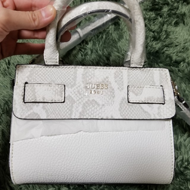 GUESS(ゲス)のkeira様専用　新品未使用　GUESS　パイソンバッグ レディースのバッグ(ショルダーバッグ)の商品写真