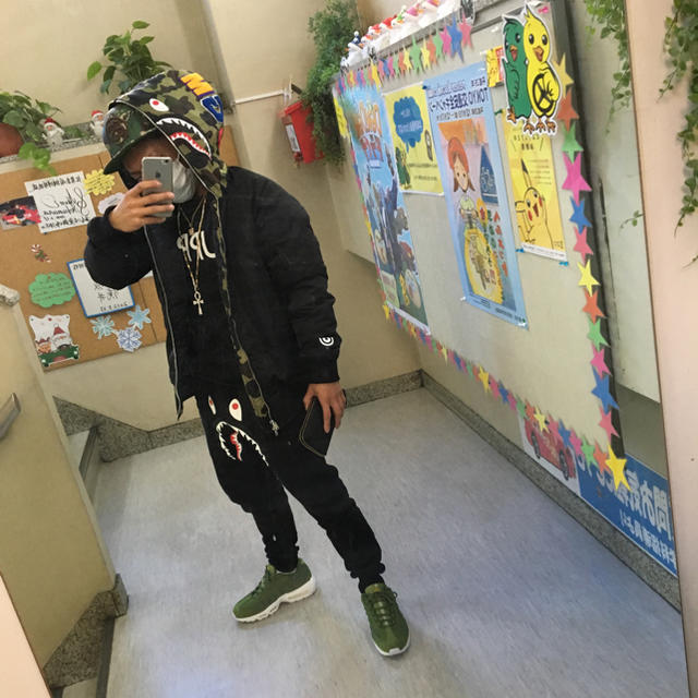 A BATHING APE(アベイシングエイプ)のSHARK SWEAT PANTS シャーク スウェットパンツ メンズのパンツ(その他)の商品写真