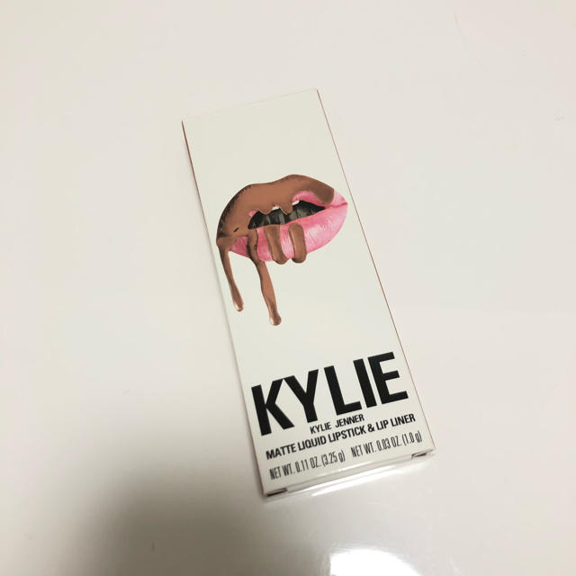 Kylie Cosmetics(カイリーコスメティックス)のカイリージェンナー リップキット Candy K コスメ/美容のベースメイク/化粧品(リップグロス)の商品写真