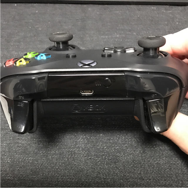 Xbox(エックスボックス)のXBOX ONE 新型ワイヤレスコントローラー 美品 エンタメ/ホビーのゲームソフト/ゲーム機本体(家庭用ゲーム機本体)の商品写真