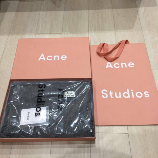 ACNE(アクネ)のAcne アクネ 大判マフラー　濃いグレー レディースのファッション小物(マフラー/ショール)の商品写真